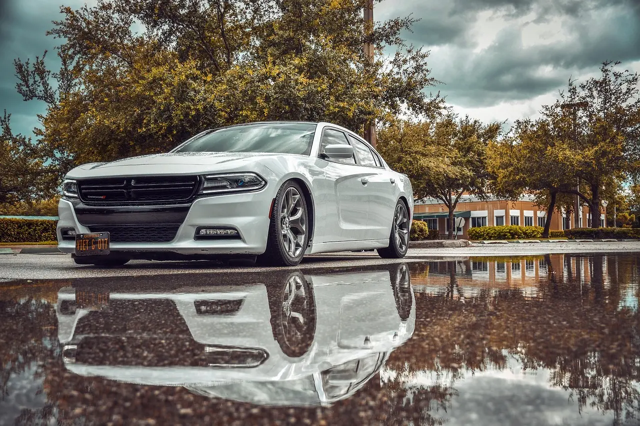 Er 100 W fra en GaN-lader nok til MacBook og skærm via en hub?