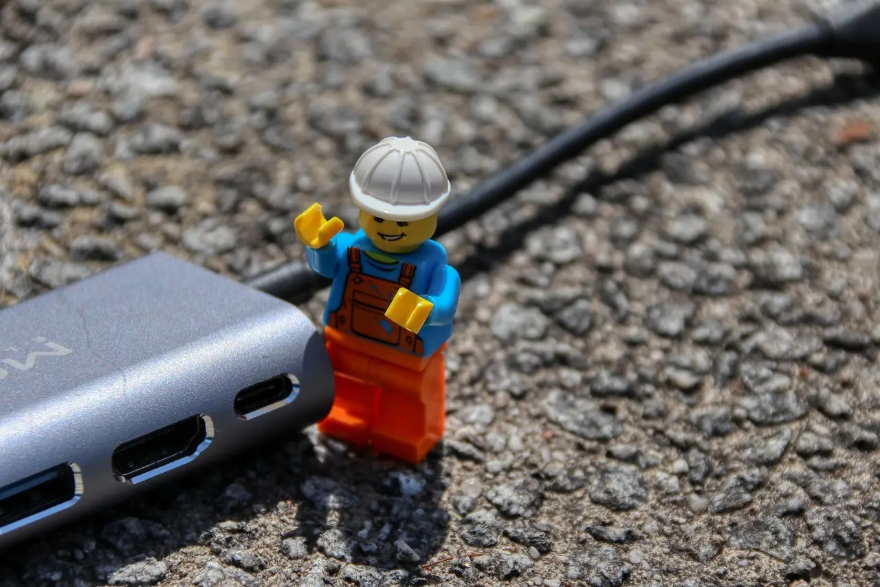 Er en USB-C-KVM til to 4K-skærme driftssikker nok til hjemmekontoret?