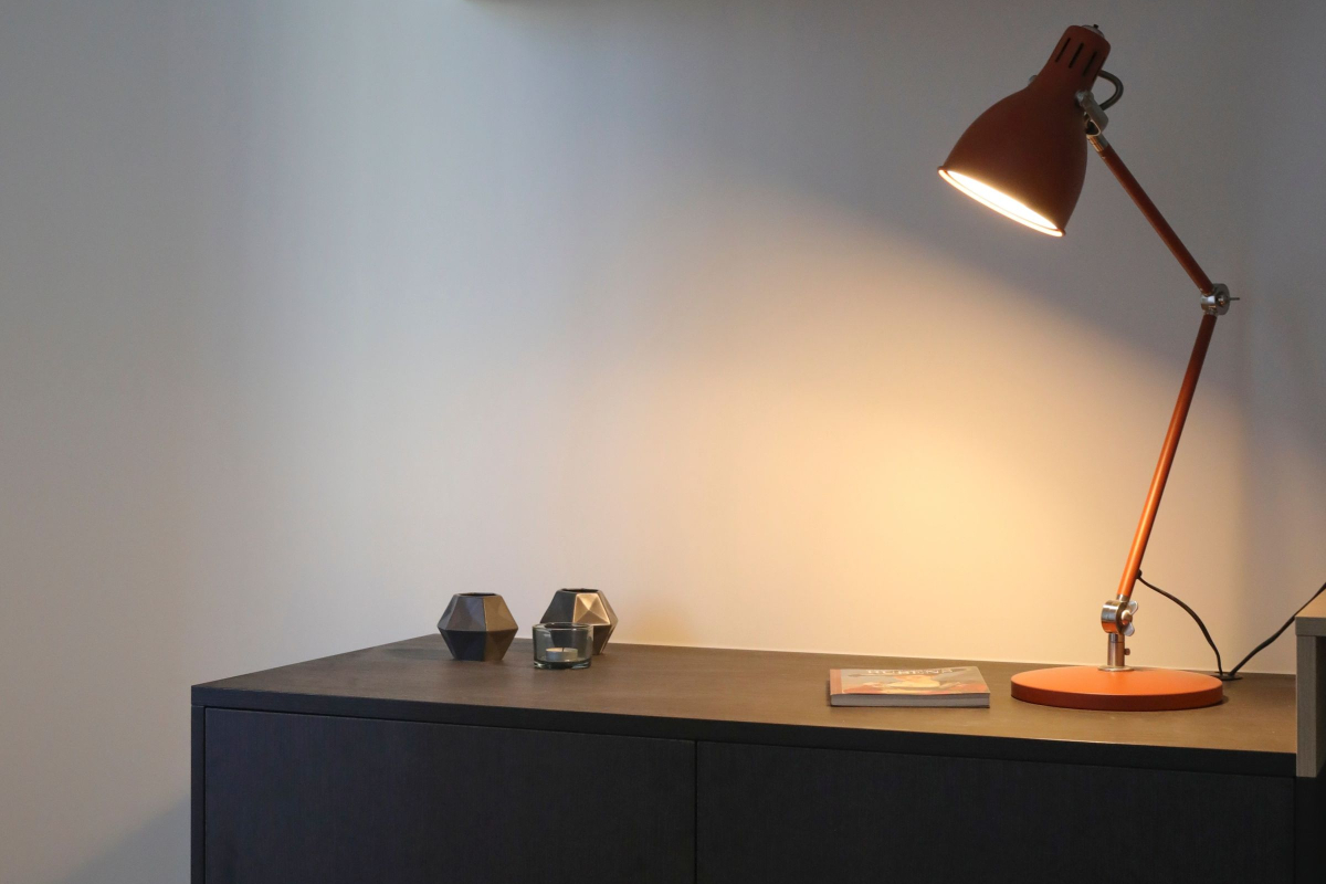 Hvilken bordlampe skal du vælge? 4 ting du skal overveje før du køber