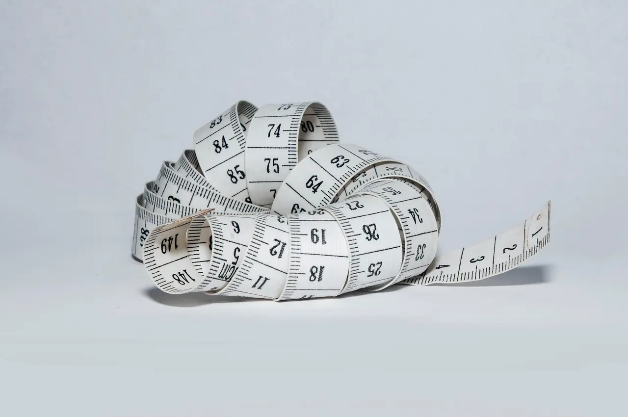 Vælg den rigtige BH-størrelse med måleskema